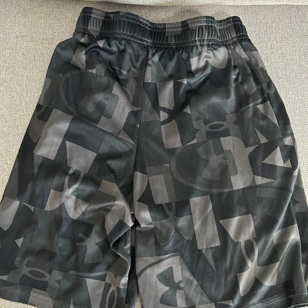 Boys Gray and Black Loose Under Armour Shorts Size M EUC - Picture 2 of 2